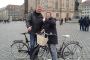 Besucher:innen einer Wintertour in Dresden, warm eingepackt, während sie einem Guide auf dem Neumarkt zuhören.