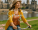 Frau mit Fahrrad am Elbufer in Dresden im Frühling, im Hintergrund die Altstadt mit der Frauenkirche – ideal für Stadtführungen mit Gutschein.