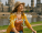 Frau mit Fahrrad am Elbufer in Dresden im Frühling, im Hintergrund die Altstadt mit der Frauenkirche – ideal für Stadtführungen mit Gutschein.